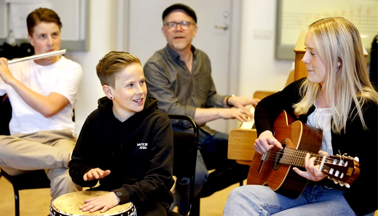 Elev och lärare som spelar cello