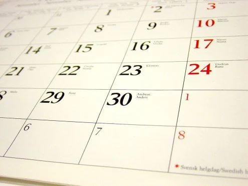 Väggkalender med en månad uppslagen