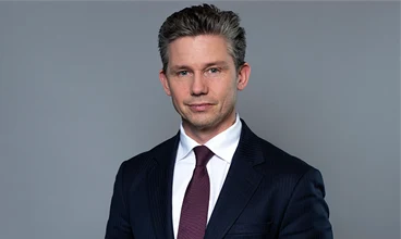 Bild på en man som ler mot kameran.