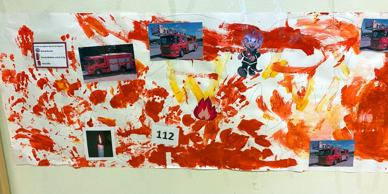 Teckning med röd färg och bilder på brandbilar