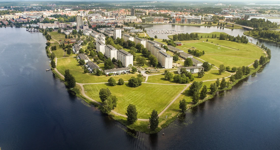 Flygbild över Orrholmen omgivet av vatten.