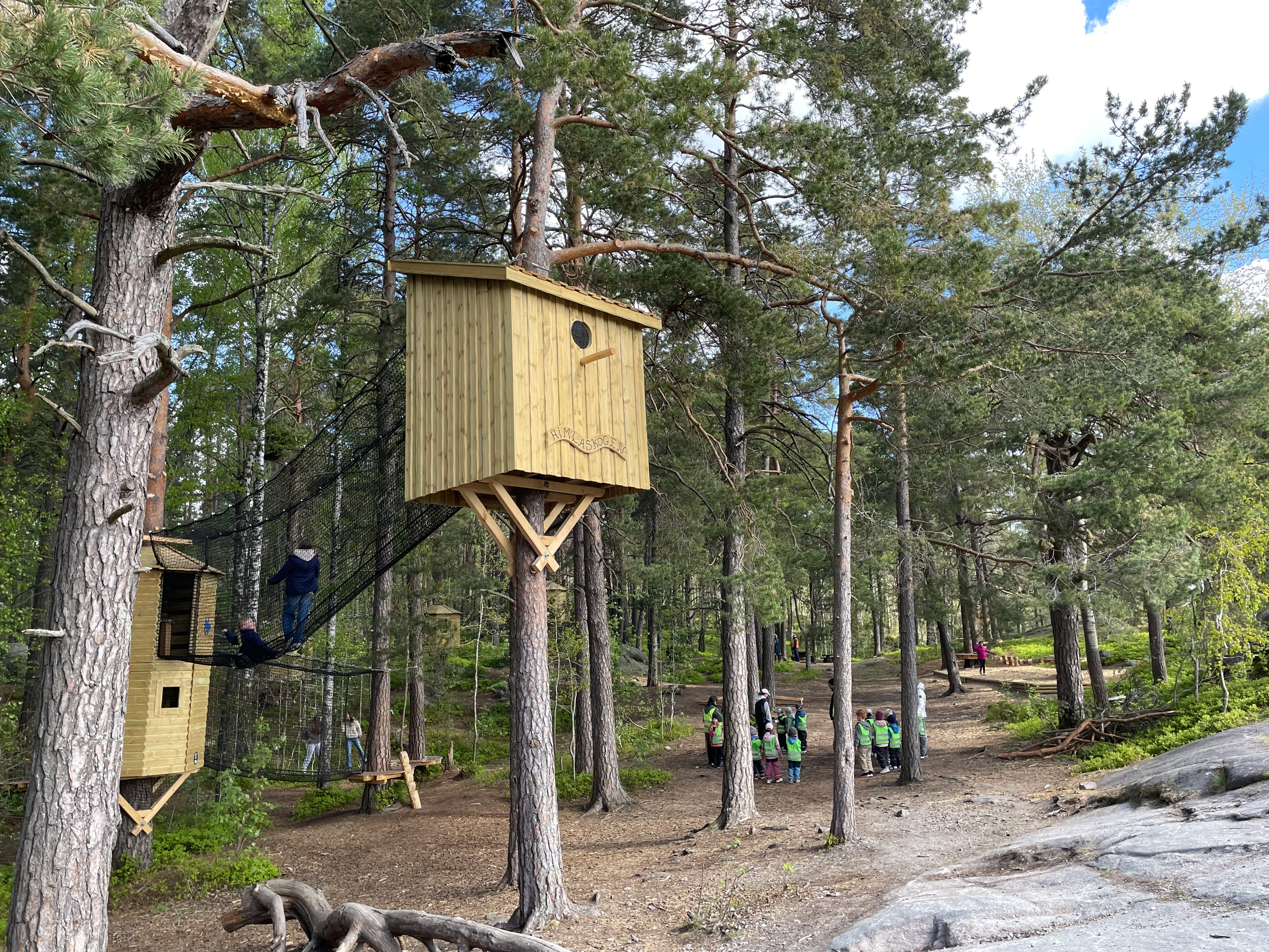 Låghöjdsbanan med trädkojor och klätternät