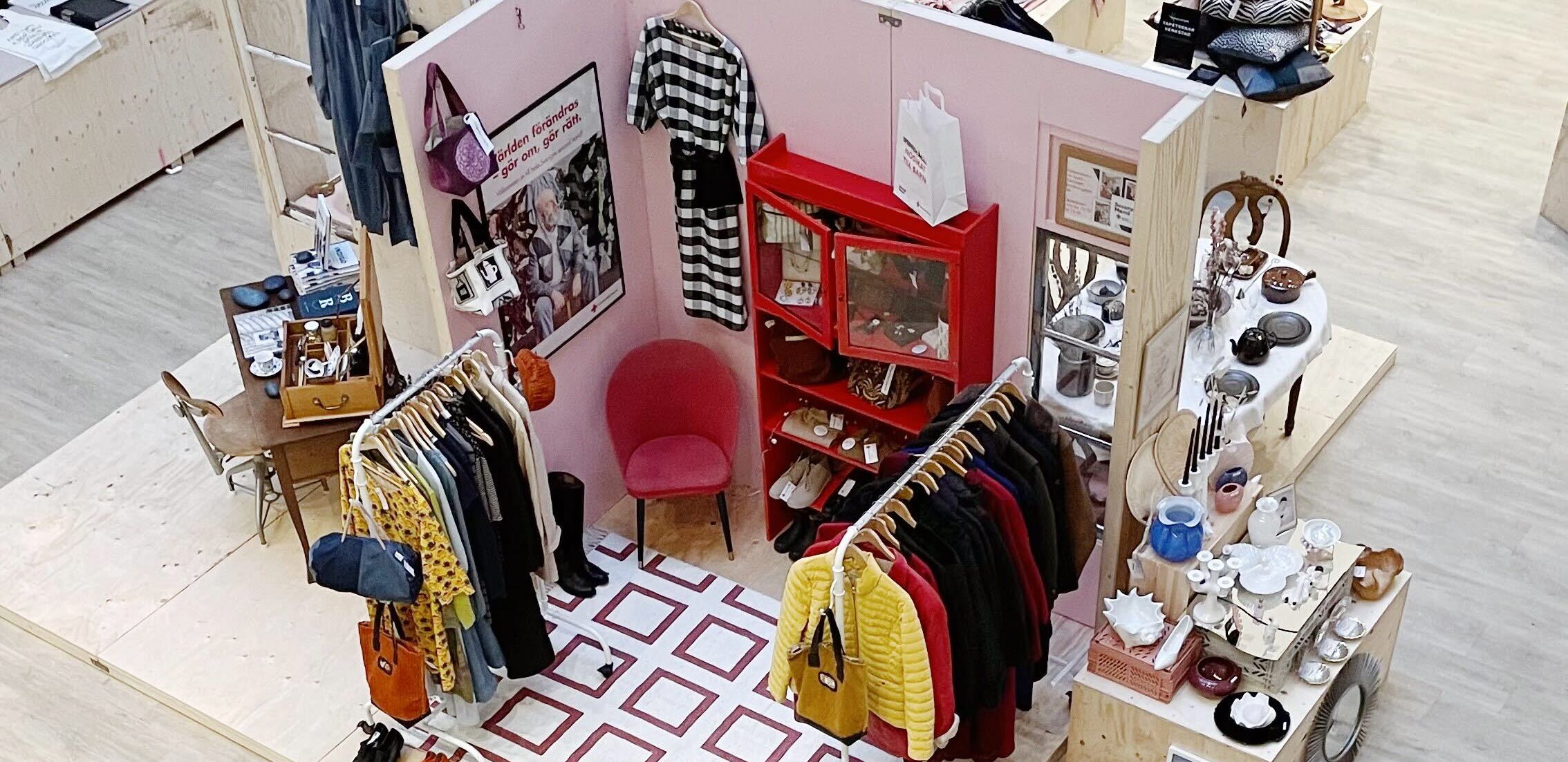 Bild på den cirkulära popup-gallerian Rundgång, kläder, skor, smycken i sprakande färger i montrar byggda av ljus plywood.
