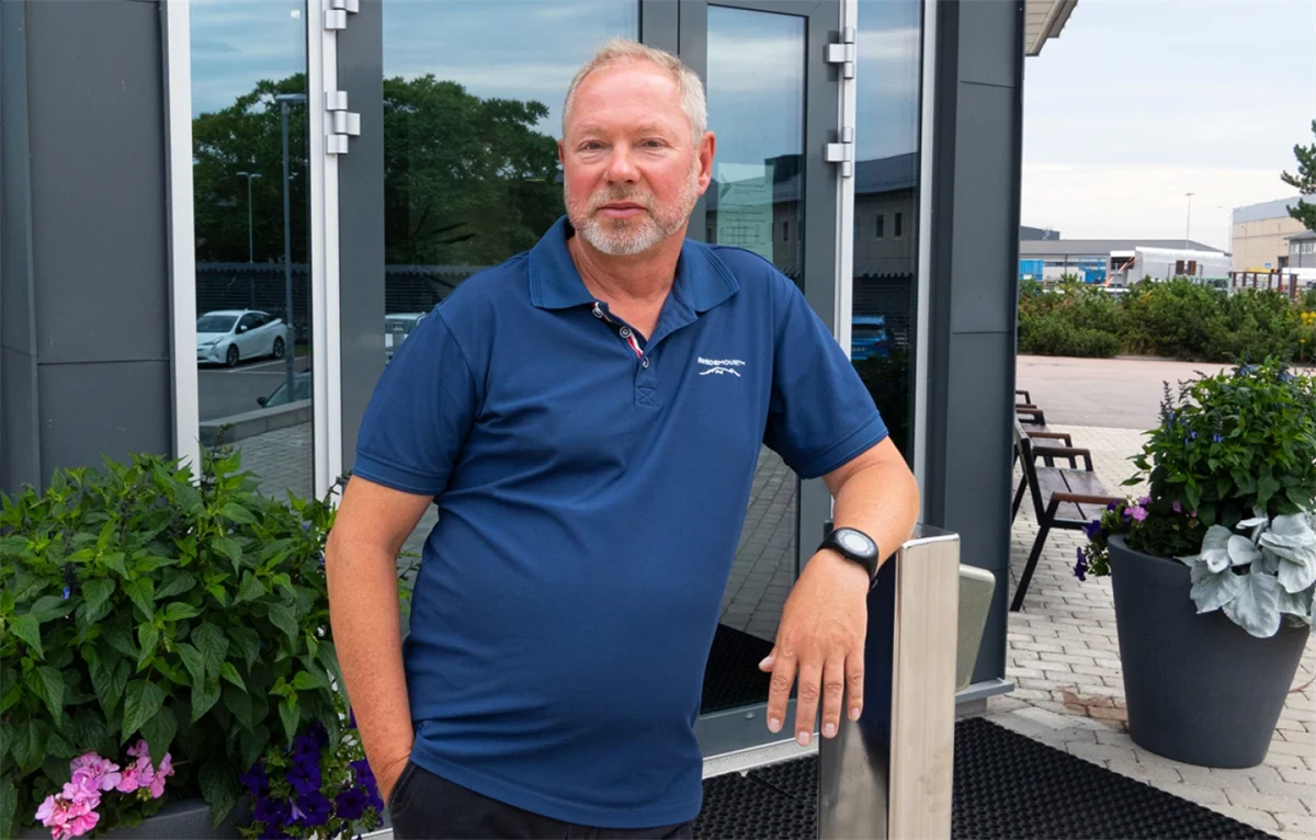 Person från Valmet står framför byggnad