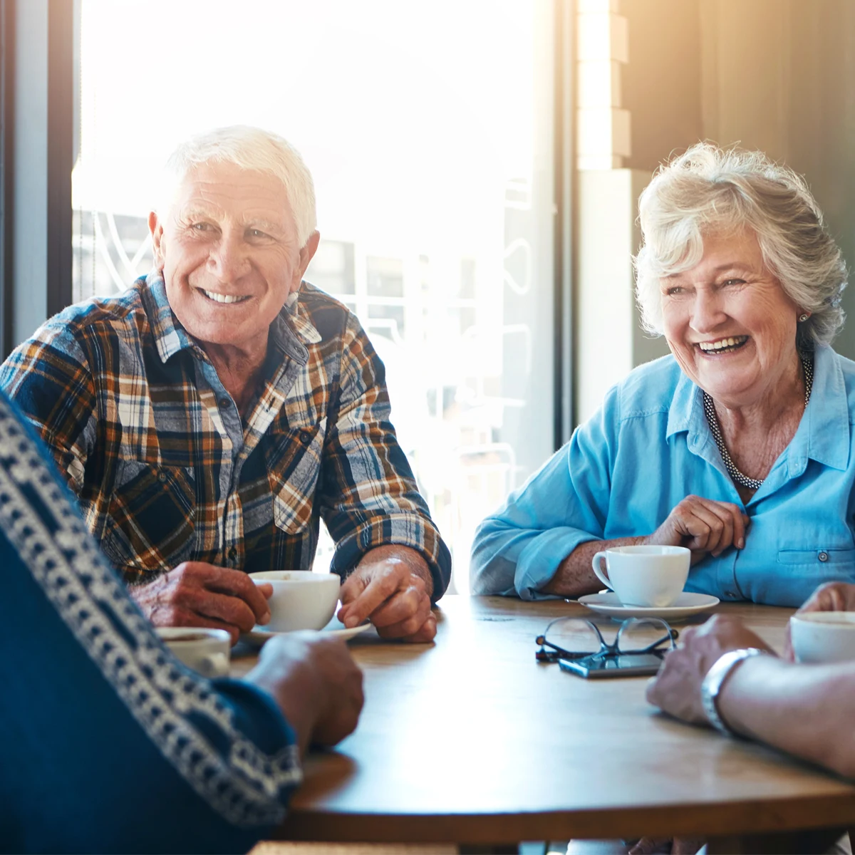 Äldre personer fikar