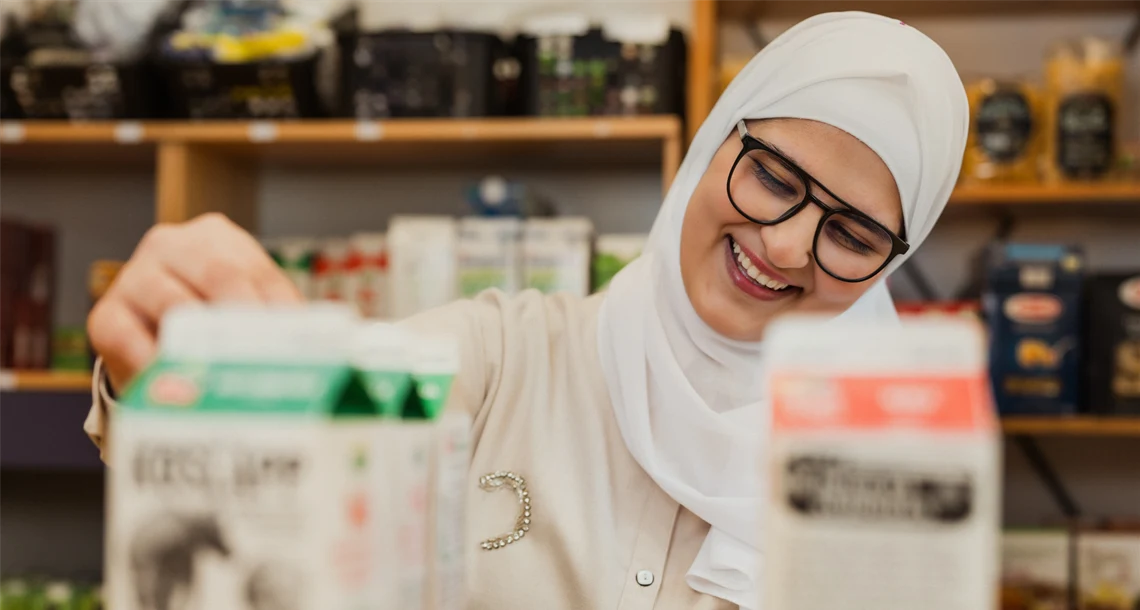 Elev på anpassad gymnasieskola placerar mjölkpaket på rad