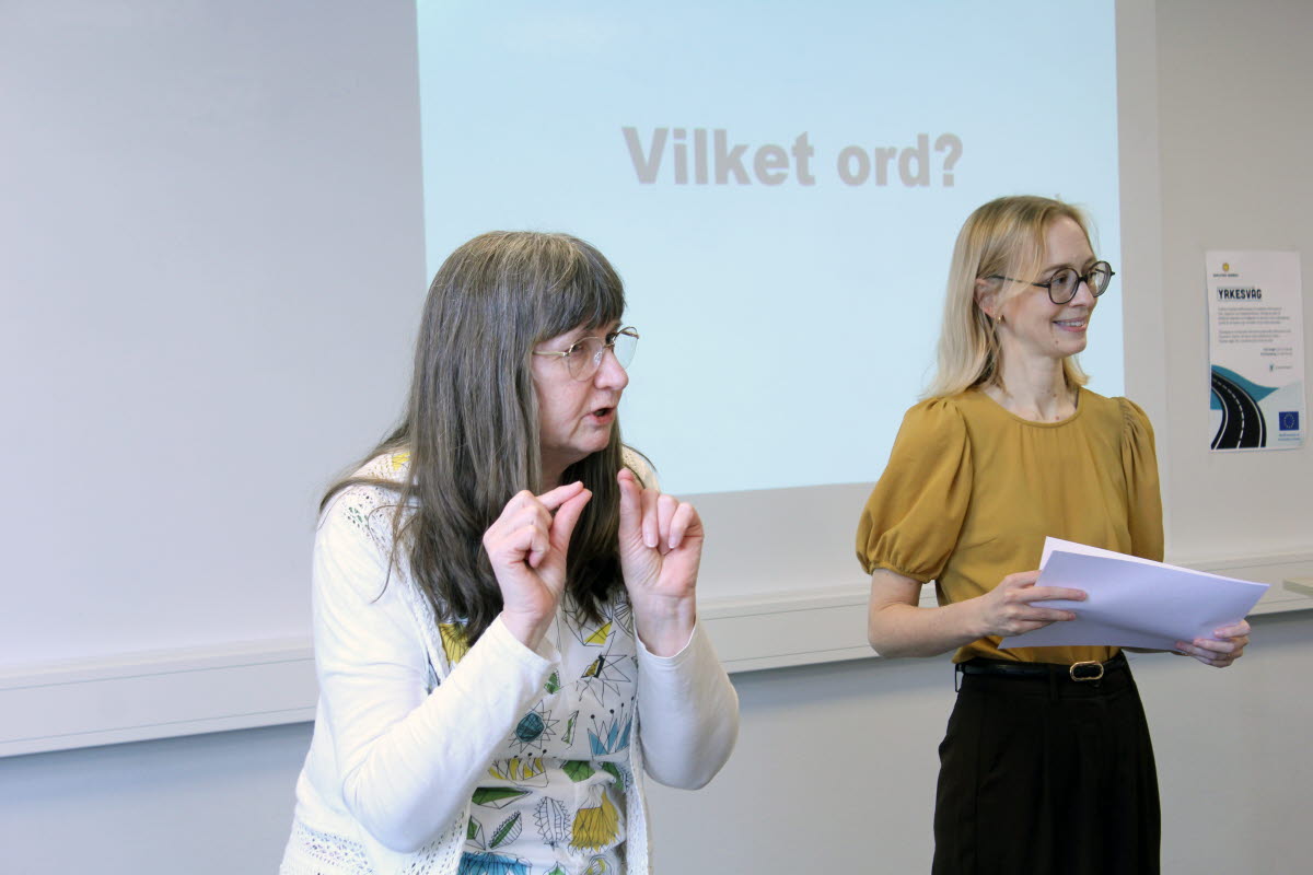 Lärarna Cecilia och Malin undervisar och står framför en projektorbild som visar "Vilket ord?".