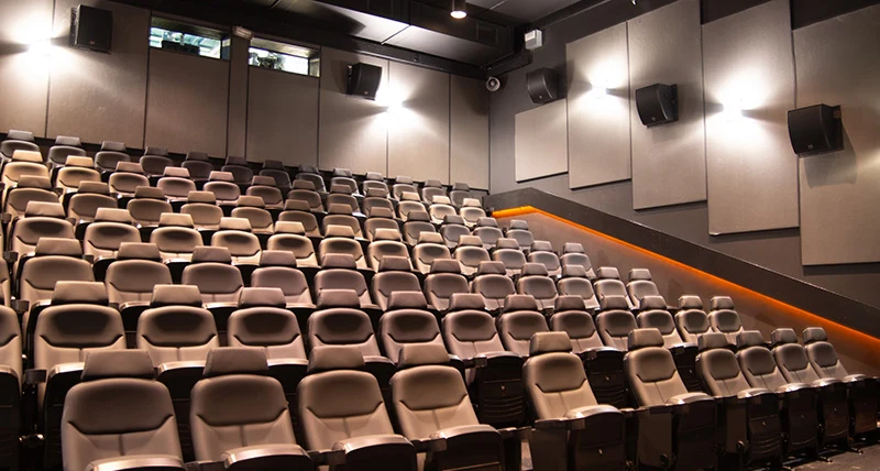 En mindre biosalong med flera stolrader