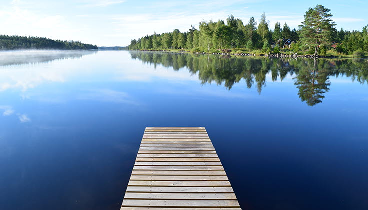 Sjö med en brygga.