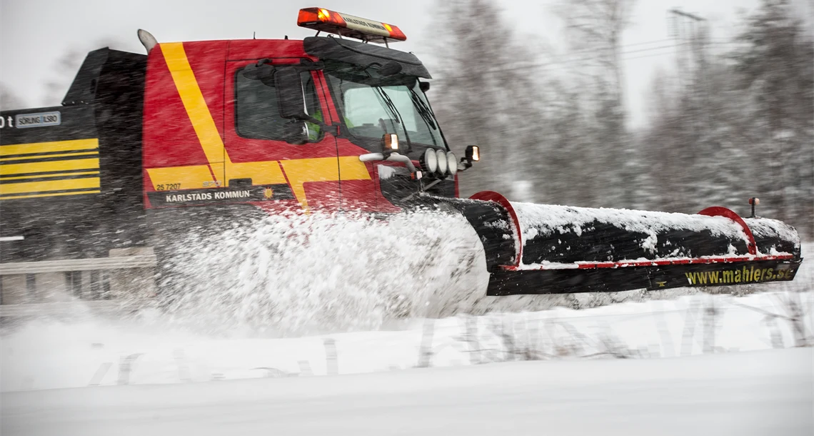 Plogbil som plogar snö