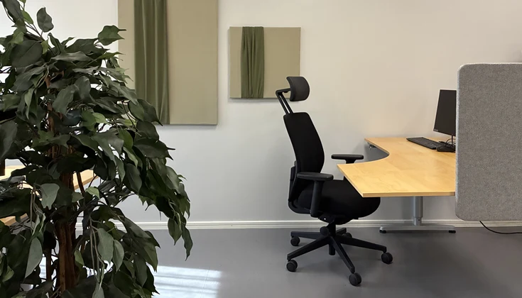 Kontorsplats med stol, bord, skärm och tangentbord
