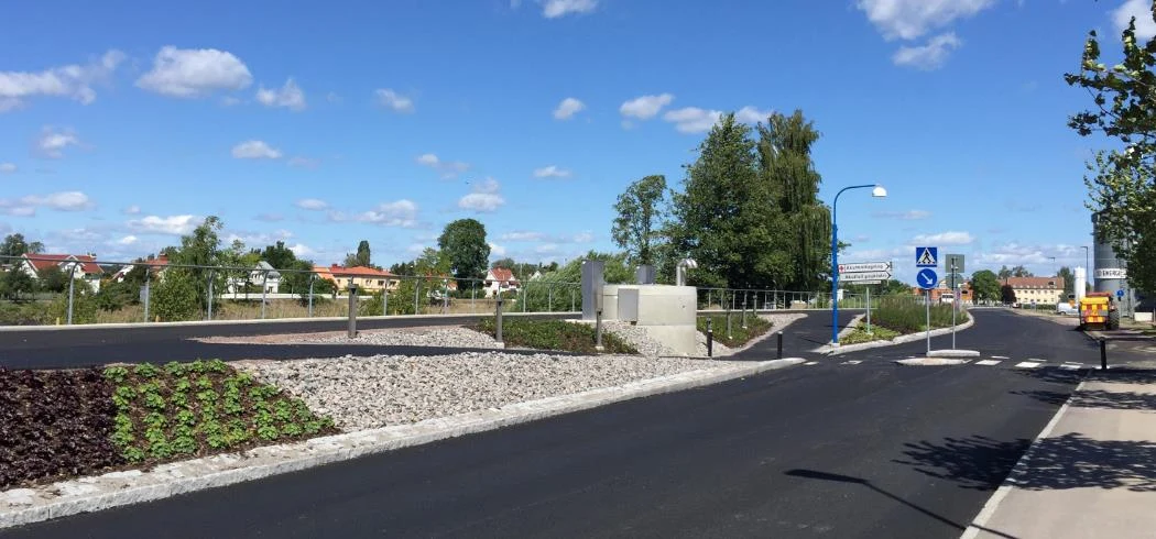 Cykelbana mot vattendrag med skydd mot höga flöden.