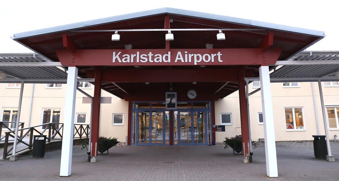 En exteriörbild från Karlstads flygplats. Det står Karlstad Airport vid entrén