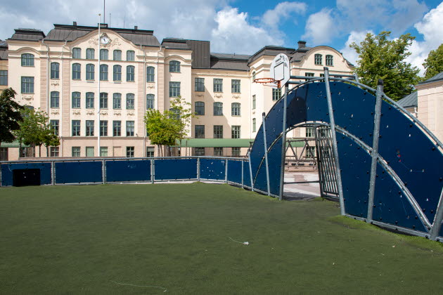Herrhagsskolan och skolgården med multisportplan