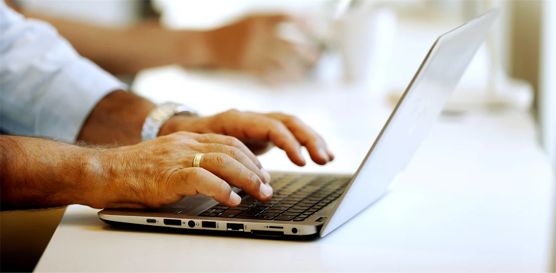 Händer på dator