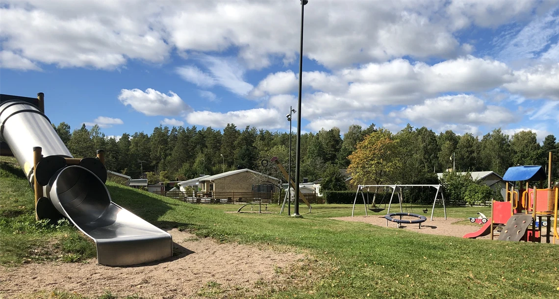 I aspdungens lekplats finns det Här finns bland annat en tubrutsch, linbana, klätterställning med rutsch, snurrlek, sandlåda och gungor.