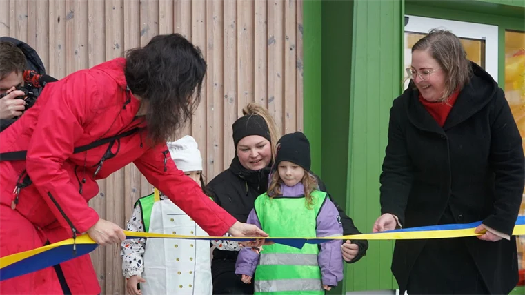 Förskolabarnen Alice och Alicia klipper bandet tillsammans med Carin Skarman, Vd på KBAB och Lina Larhult (s), ordförande i barn- och ungdomsnämnden.