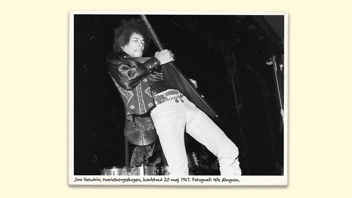 Gammalt foto på Jimi Hendrix som spelar gitarr på scenen i Mariebergsskogen.