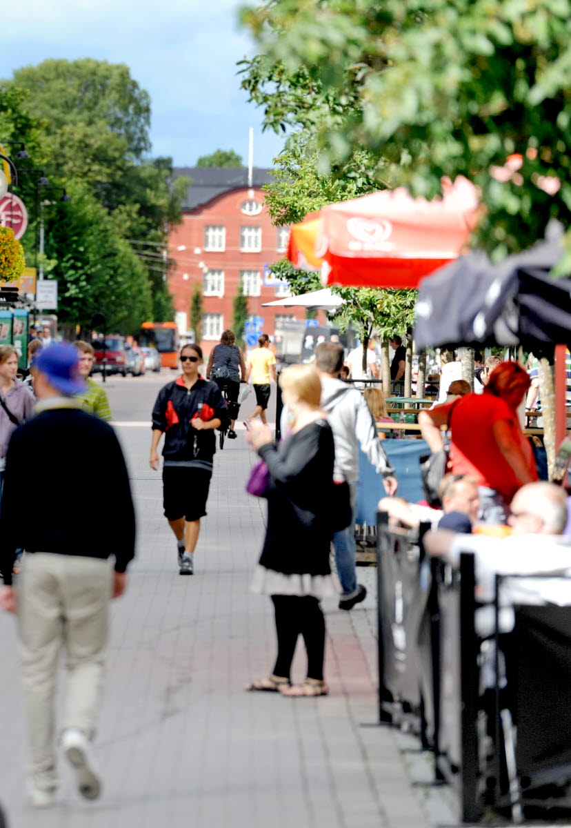 Människor som promenerar på gågatan i Karlstad