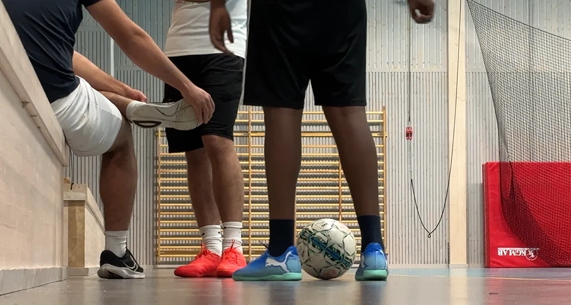 Benen på unga som spelar fotboll