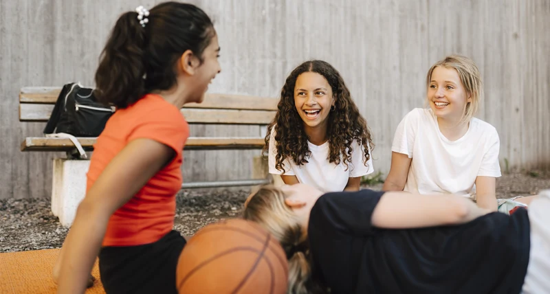 Ungdomar och en basketboll.