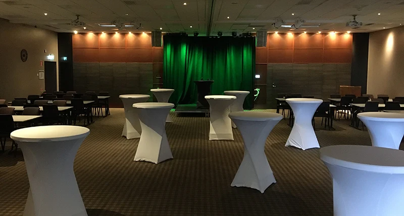 Ett konferenslokal med bord och stolar.