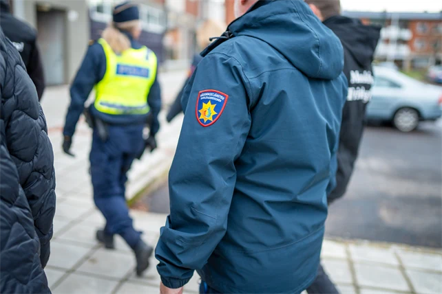 Bild på en jacka med räddningstjänstens logotyp.