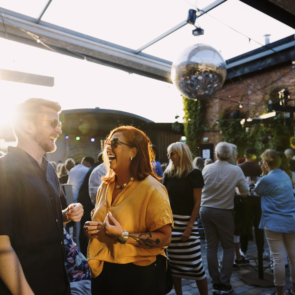 Två personer som pratar i en folkmängd