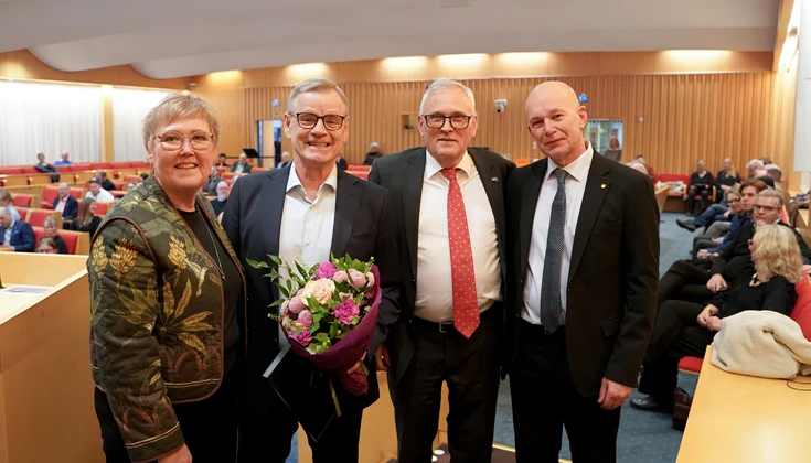 Kommunfullmäktiges ordförande Monica Gundahl, medaljör Håkan Loob, 1:e vice ordförande Anders Knape och 2:e vice ordförande Tomas Holgersson i sessionssalen.