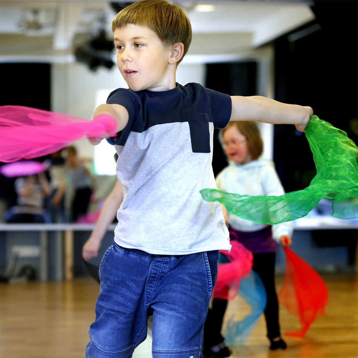 Pojke som dansar i en danssal med pompoms