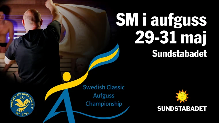 En bastuvärd vevar med en handduk i bastun.