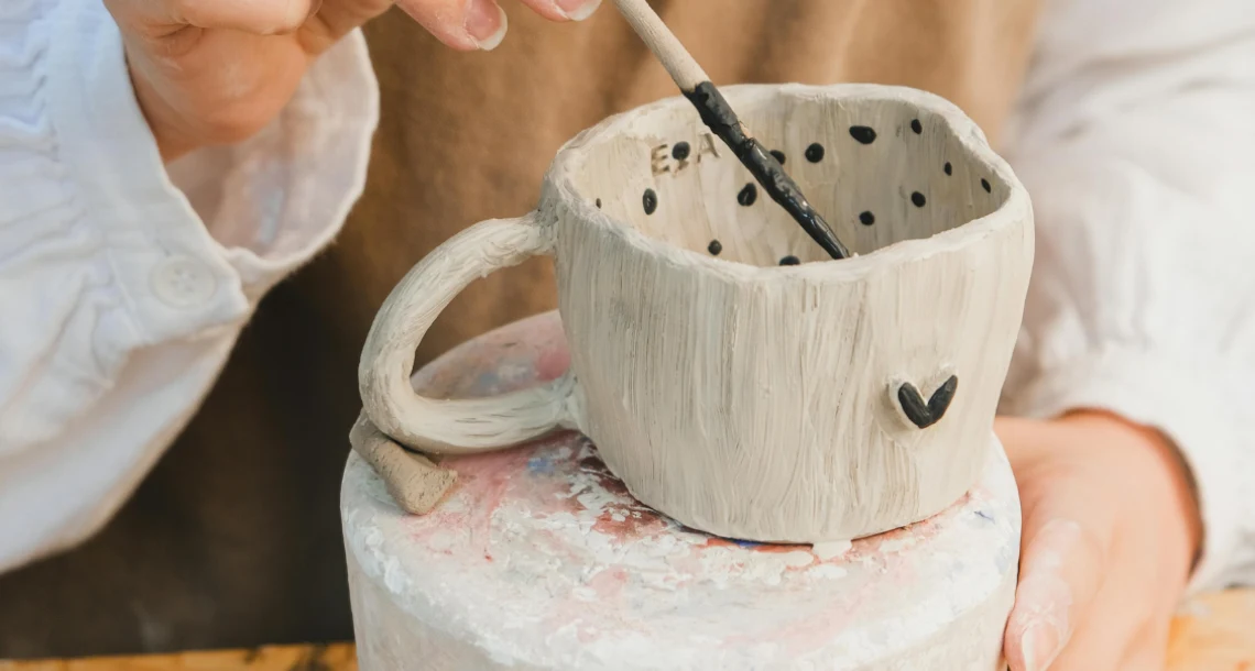 En keramikmugg målas