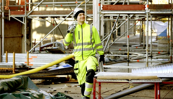 En byggarbetare på en byggarbetsplats
