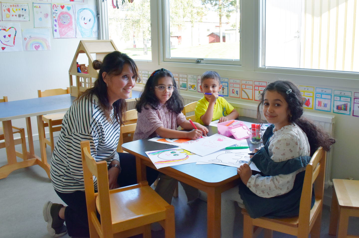 Förskollärare Carina Nilsson tillsammans med några av barnen som besökte öppna förskolan. 