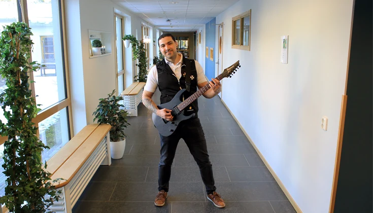 Sjuksköterska med elgitarr
