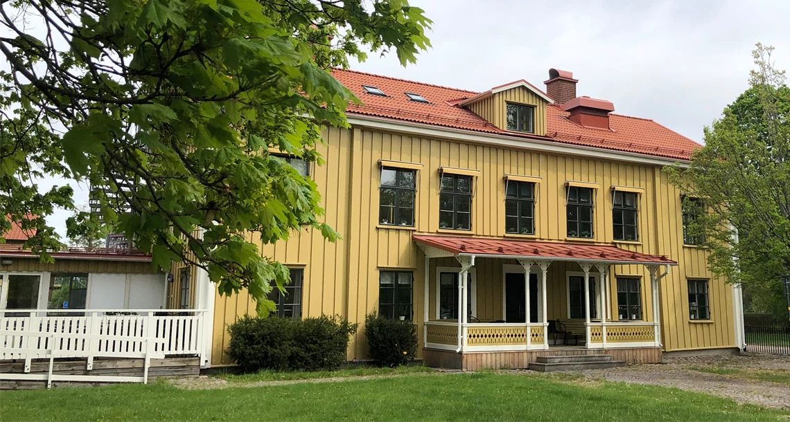 Gul villa med veranda