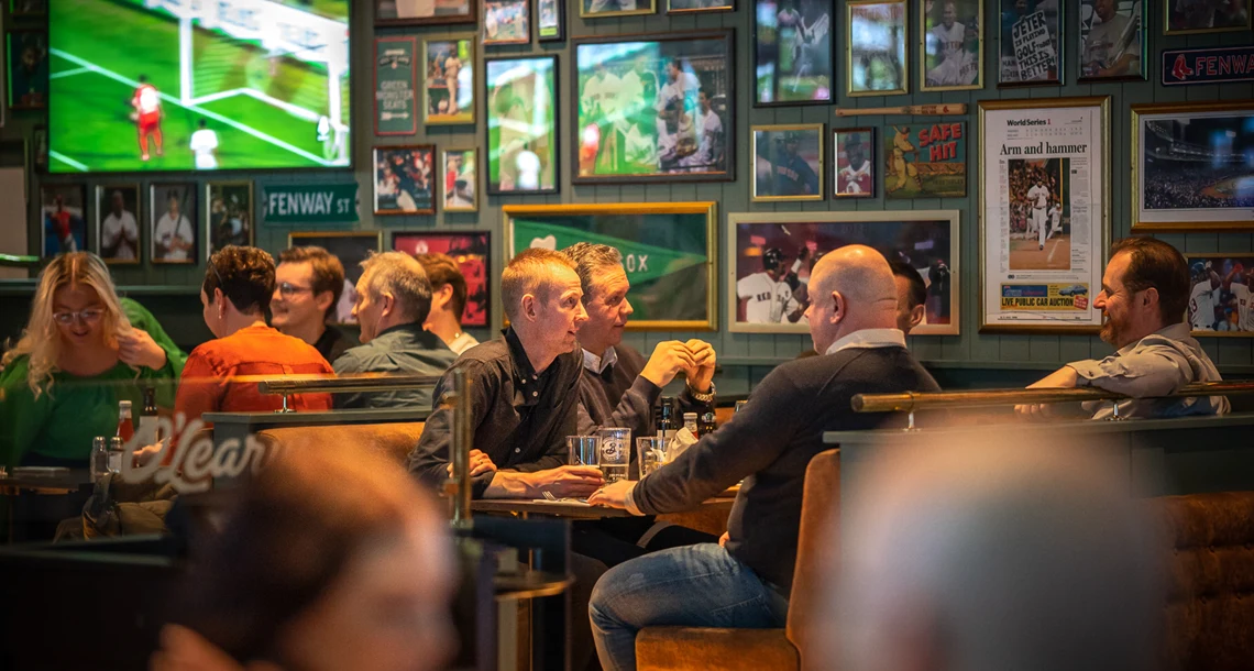 Sittande människor i en intim pubmiljö