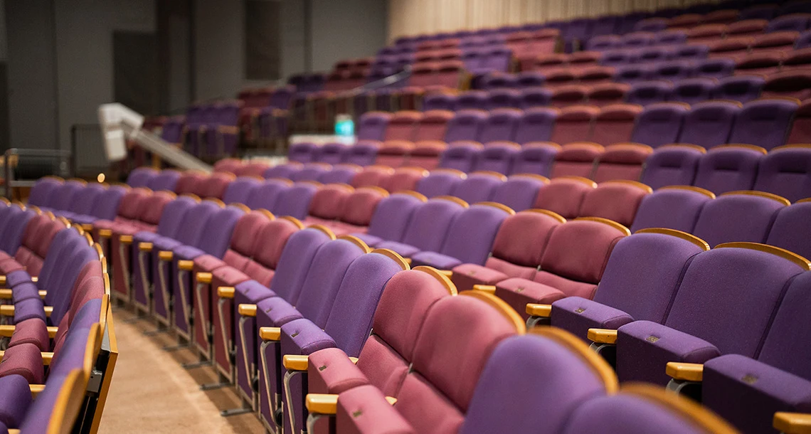 Långa rader av stolar i lila och rosa färgnyanser