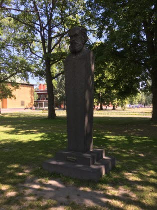 Staty av Gustav Fröding som står i Museiparken