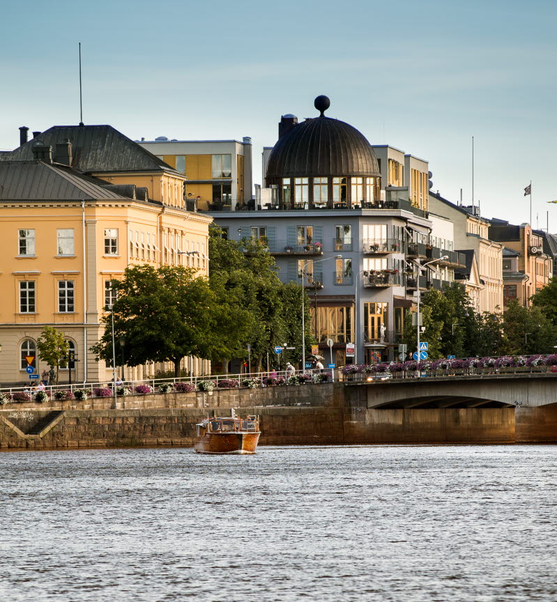 Klarälven med byggnader i Karlstads centrum i bakgrunden