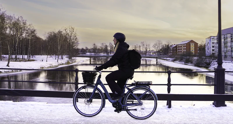 Cyklist på bro i vinterväder