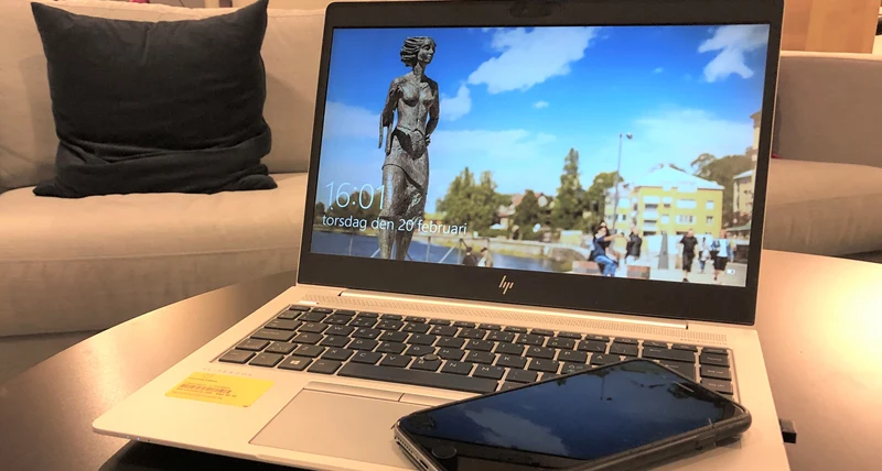 Bild som visar bärbar dator och iphone