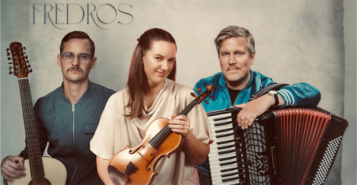 Bild på tre medlemmar i Fredros