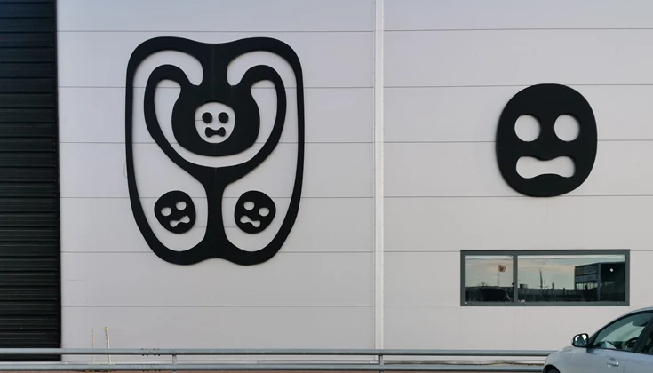 Konstverket Fokuserat här för ett koncentrerat nu