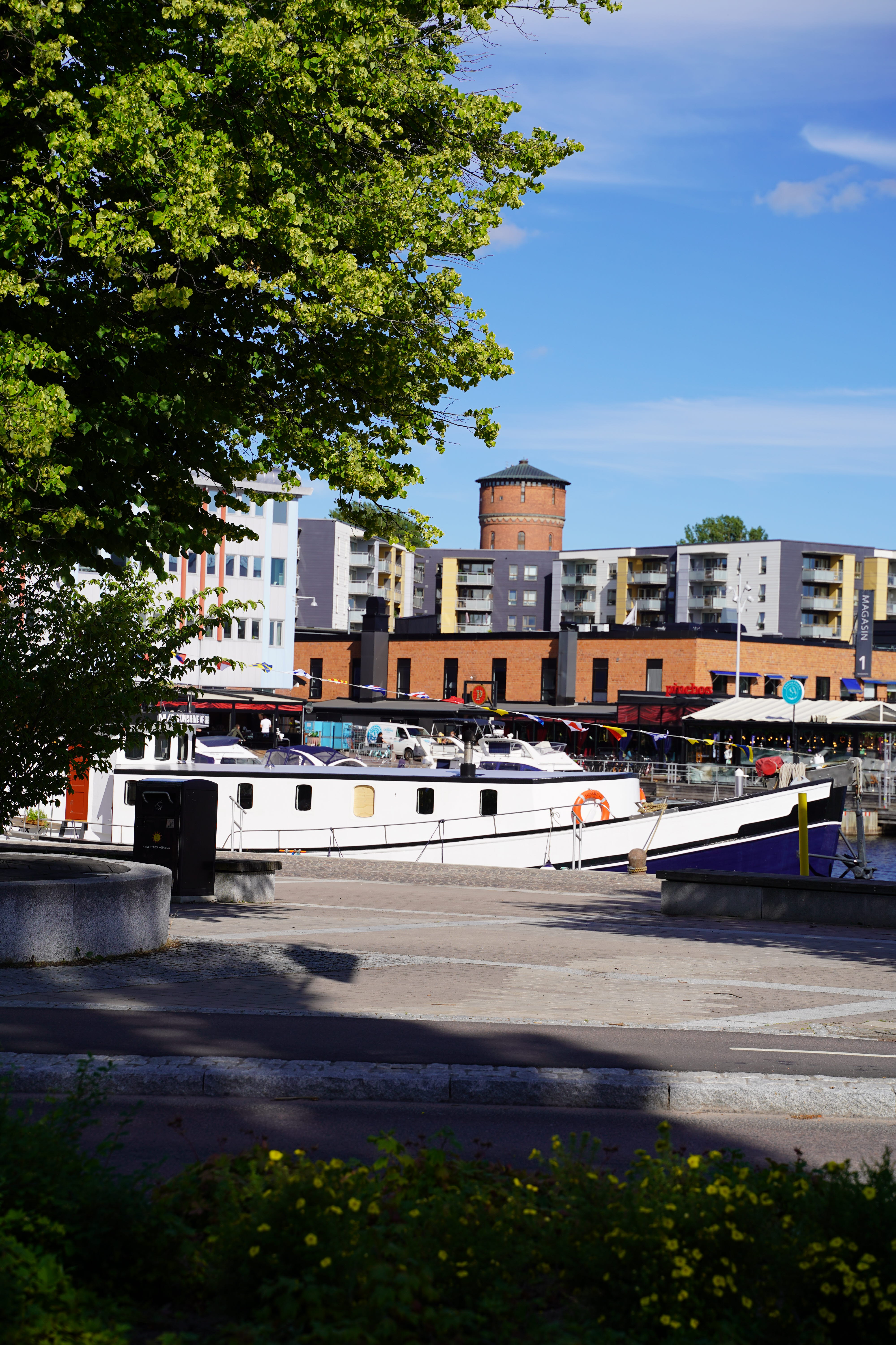 En vybild som visar byggnader och en båt i Karlstad