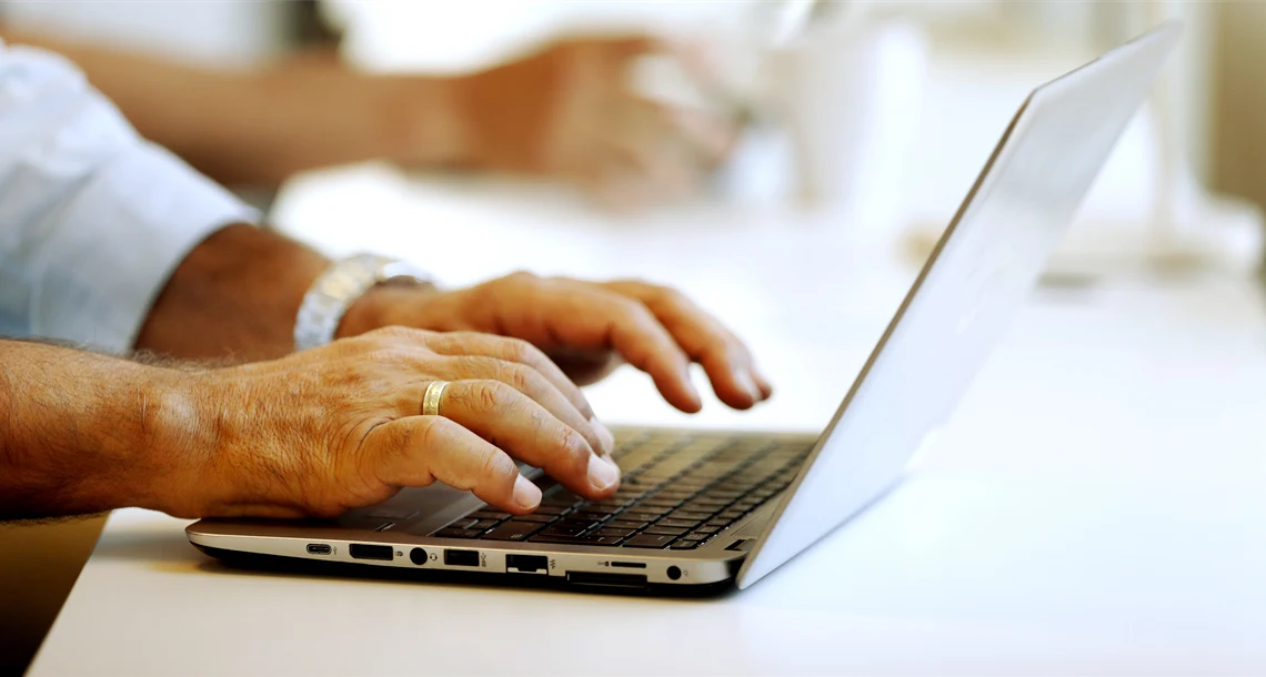 Händer på dator