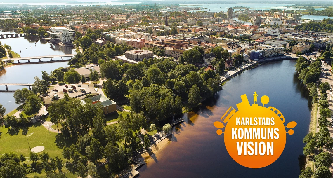 Bild över centrala Karlstad, Sandgrund och Klarälven samt texten "Karlstads kommuns vision" i märke.