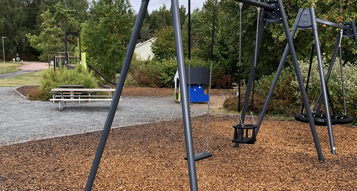 I Åstorps lekplats finns det bland annat gungställningar, klätterställning, rutschkanor, lekhus, gungbräda och en sandlåda.