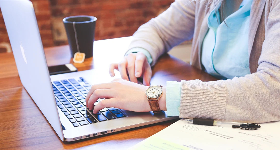 Person som skriver på dator.