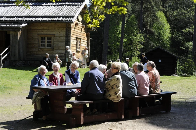 Pensionärer har picknick vid Gammelgården i Mariebergsskogen. 